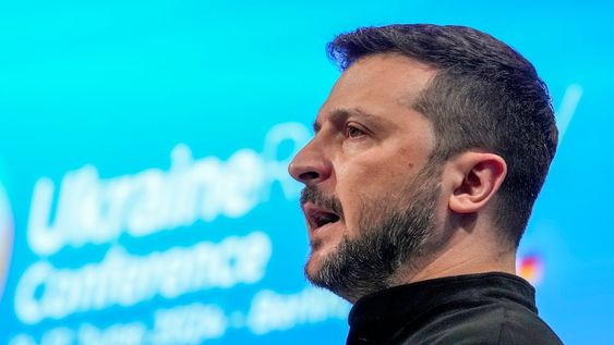 El presidente de Ucrania, Volodymyr Zelenskyy, interviene en la inauguración de una conferencia para la recuperación de Ucrania, en Berlín, Alemania, el 11 de junio de 2024. (AP Foto/Ebrahim Noroozi)