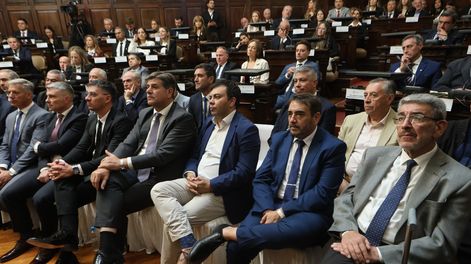 Intendentes oficialistas y opositores se sentaron en primera fila de la asamblea legislativa de Alfredo Cornejo
