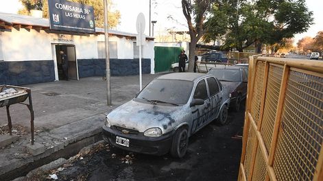 El sábado hubo protestas y pintadas en la seccional. Los efectivos debieron montar un operativo especial. Foto: José Gutiérrez / Los Andes