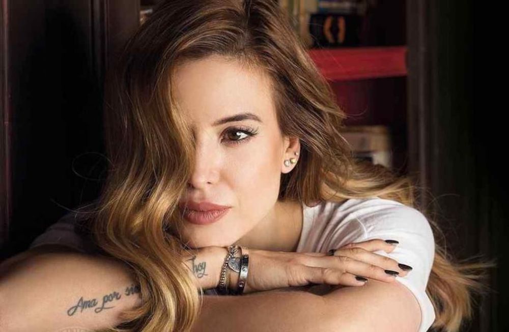 Jésica Cirio posó desde su cama con lencería diminuta de encaje rojo