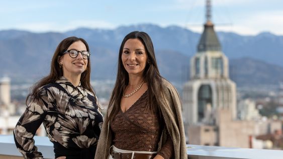 Mercedes Funes con Laura Rez Masud para En La Cima de Los Andes.
