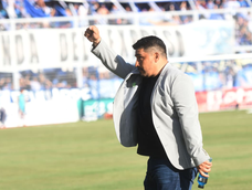 El Turco volvió al banco del Tomba después de 13 años y manifestó respecto a su debut y el enojo de los hinchas: Nos falta trabajo, pero el hincha tiene que saber que este grupo dejó todo. El Turco volvió al banco del Tomba después de 13 años y manifestó respecto a su debut y el enojo de los hinchas: Nos falta trabajo, pero el hincha tiene que saber que este grupo dejó todo.