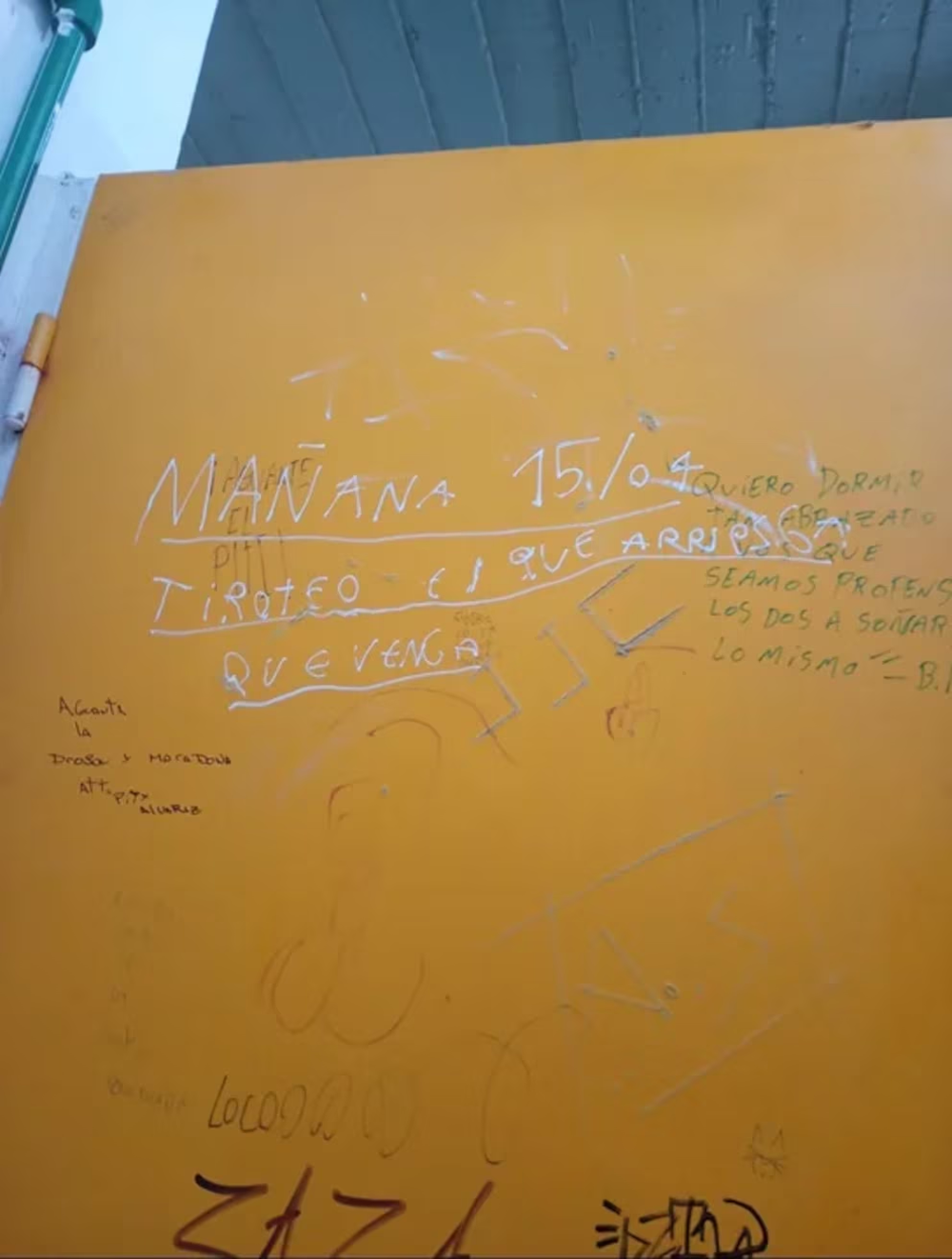 Las inscripciones halladas en establecimientos educativos dieron lugar a denuncias formales, reuniones de equipos directivos y la apertura de investigaciones judiciales.