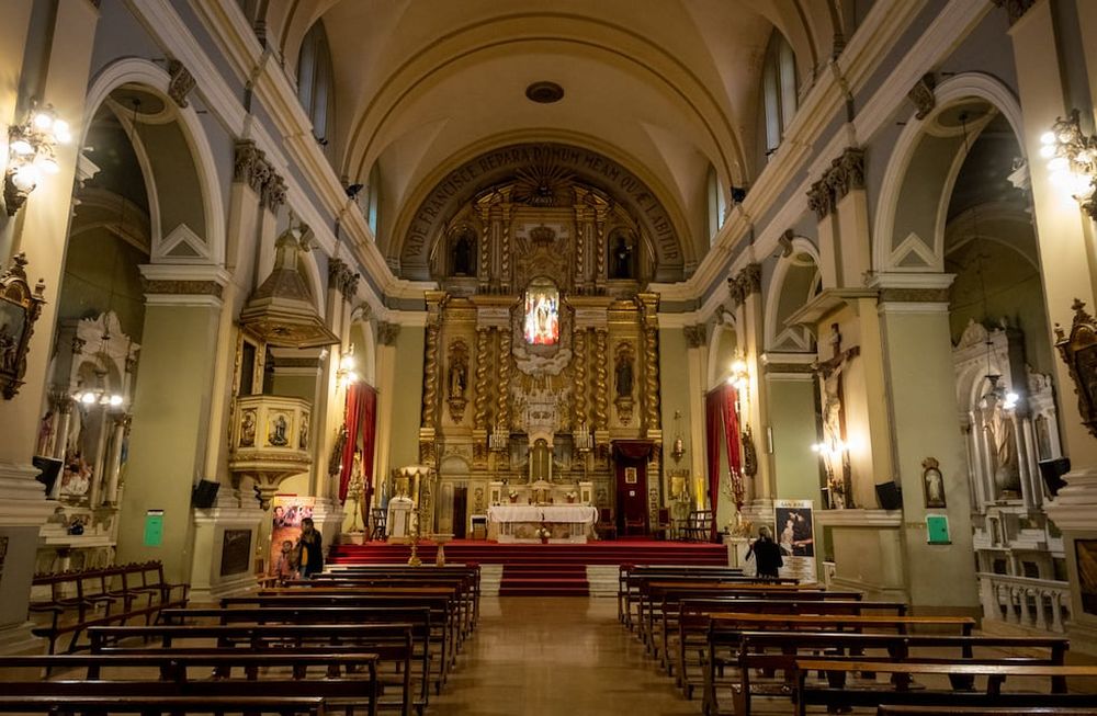 El imponente altar lleva en el centro la imagen de la Virgen del Carmen de Cuyo junto a las banderas de Perú, Chile y Argentina como símbolo de la libertad americana. | Foto: Ignacio Blanco / Los Andes