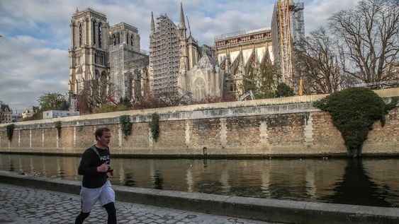 Una turista de 27 años fue violada en un baño público ubicado sobre la orilla del río Sena y cerca de la catedral de Notre Dame. / Imagen Ilustrativa / Foto: AP