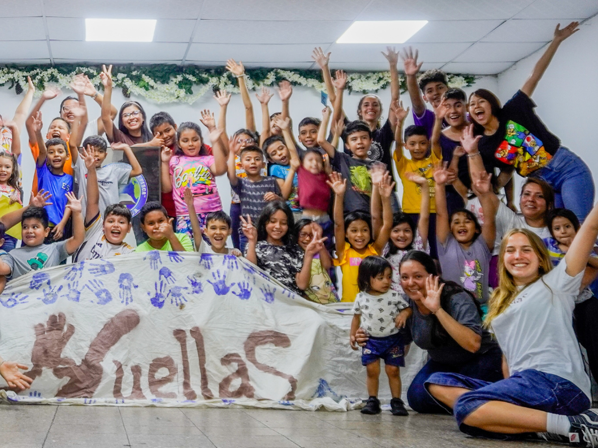 Impactante y emotiva campaña invita a voluntarios a acompañar a niños y adultos mayores que resisten en soledad. Foto: Gentileza ONG Huellas