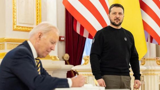 Joe Biden y Volodimir Zelenski, presidentes de Estados Unidos y Ucrania respectivamente, durante la visita de Biden a Kiev este lunes 20 de febrero.