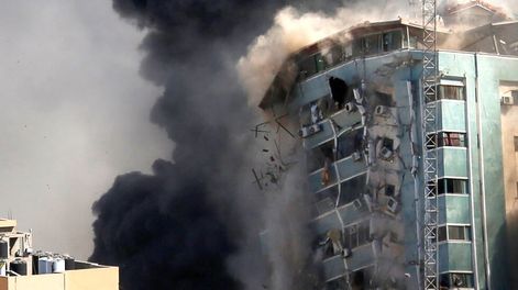 Los Andes | El momento en el que el edificio sede de la agencia AP es derribado por las Fuerzas Armadas israelíes. AP