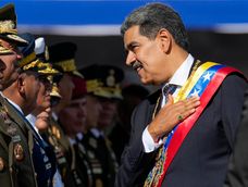 El presidente de Venezuela, Nicolás Maduro, habla con militares de alto rango durante una ceremonia militar en la jornada de su toma de posesión para un tercer mandato en el cargo, en Caracas, Venezuela, el 10 de enero de 2025.