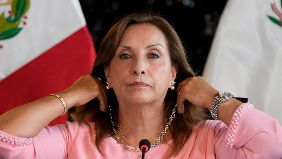 ARCHIVO - La presidenta de Perú, Dina Boluarte, muestra sus joyas durante una conferencia de prensa el 5 de abril de 2024, en el Palacio de Gobierno en Lima. (AP Foto/Martín Mejía, Archivo)