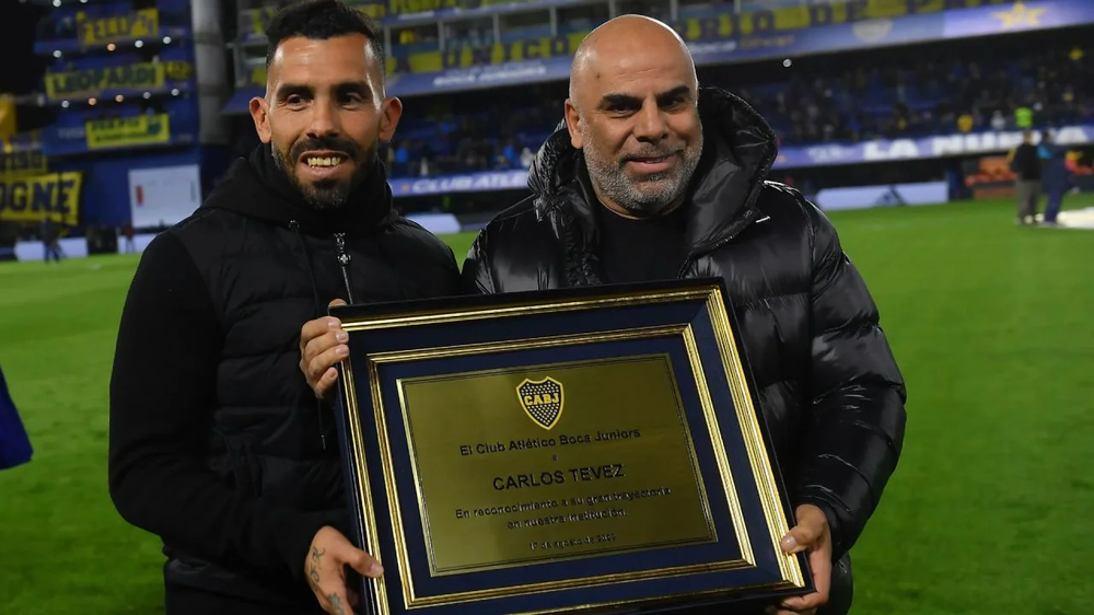 En su regreso a La Bombonera como entrenador, T&eacute;vez recibi&oacute; un reconocimiento especial y, Chicho Serna le entreg&oacute; una plaqueta en homenaje.