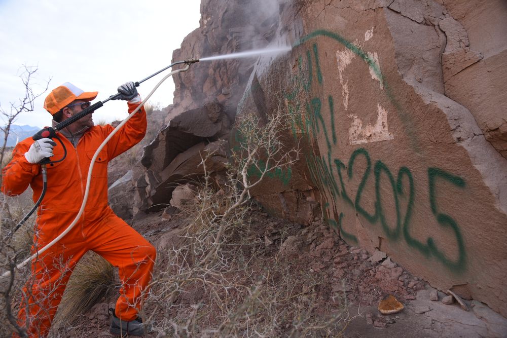 Limpieza de pintadas en las piedras al costado de la ruta 7, en Potrerillos. En el operativo estuvo la vicegobernadora Hebe Casado.