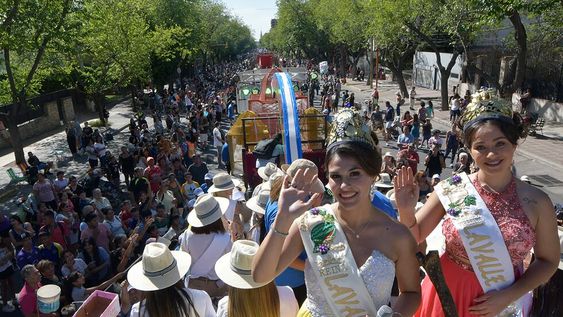 Vendimia 2023   Carrusel de las Reinas  La gente colmó  las calles céntricas de Mendoza para celebrar junto a las 18 reinas y distintas agrupaciones culturales y sociales, que reflejan el espíritu local.Foto: Orlando Pelichotti