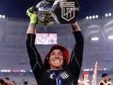 El arquero uruguayo fue clave en la conquista del título del Pincha en el torneo Clausura. Se atajó todo en la serie de penales frente a Racing. El arquero uruguayo fue clave en la conquista del título del Pincha en el torneo Clausura. Se atajó todo en la serie de penales frente a Racing.