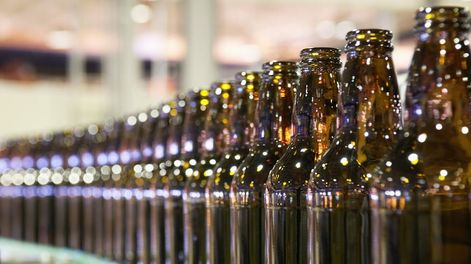 Los Andes | Transformar botellas de vidrio en lámparas colgantes no solo es una actividad divertida y creativa, sino que también tiene numerosos beneficios.