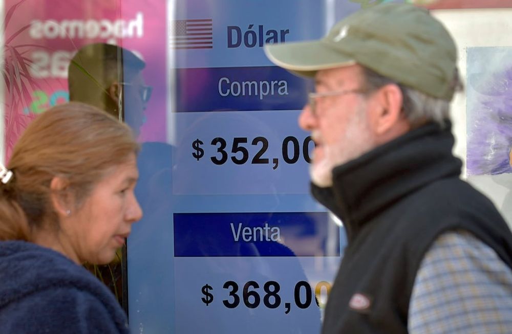 El precio del dólar oficial superó los $365 y alteró todas las cotizaciones. - Foto: Orlando Pelichotti