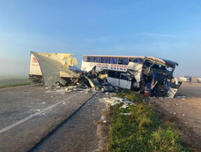 Tragedia en ruta 3: choque frontal entre un micro y un camión dejó al menos cuatro muertos