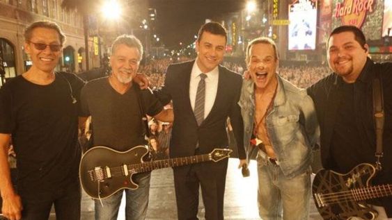 El cantante de Van Halen se pegó con el micrófono y terminó ensangrentado