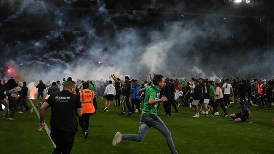 Saint Etienne descendió y sus hinchas invadieron el campo de juego causando disturbios y atacando a los jugadores del equipo rival. /Agencia AFP