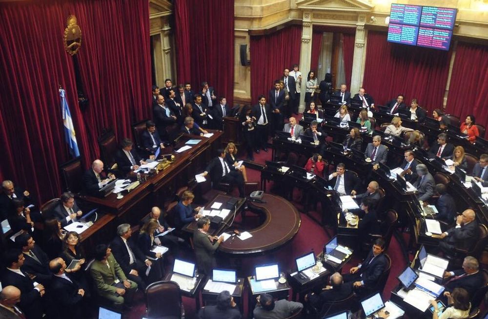 Los senadores se aseguran un ingreso extra canjeando por dinero los pasajes