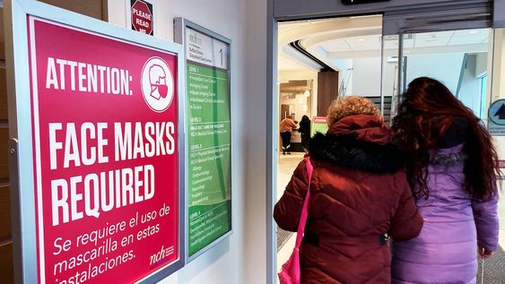 Según los informes disponibles, la variante JN.1, también llamada Pirola, se detectó por primera vez en Estados Unidos y luego se extendió a decenas de países (AP Foto/Nam Y. Huh)