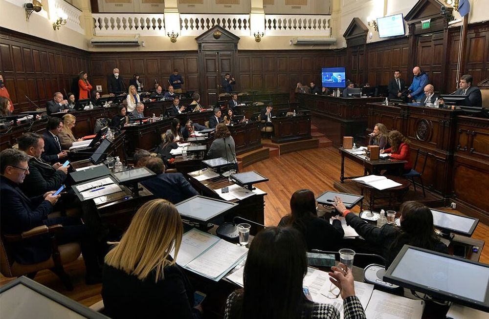 Cada legislador o legisladora puede nombres asesor o asesora y secretario o secretaria, y además personas contratadas. Foto: Orlando Pelichotti / Los Andes