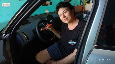 Natalia y su esposo abrieron un lavadero artesanal paraautos de alta gama con estética vintage y un nivel de detalle obsesivo. | Foto: gentileza