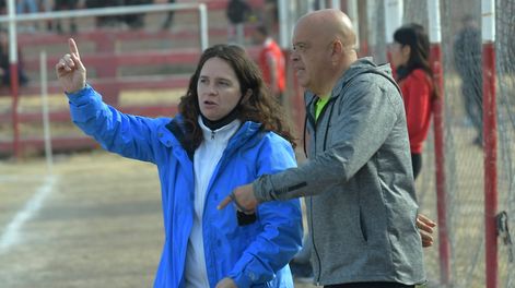Los Andes | Silvana Villalobos dialoga con el profesor Daniel Zeballos. Foto: Orlando Pelichotti / Los Andes