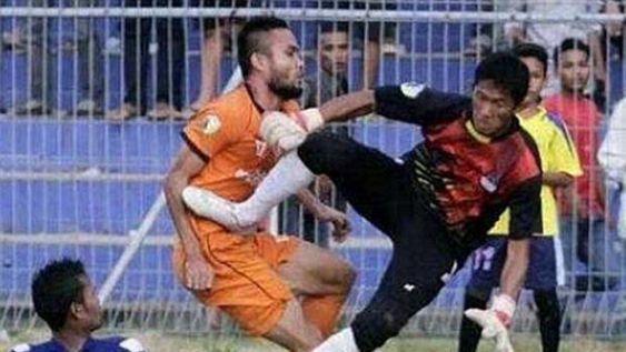 La patada que mató a un jugador, lo peor del fútbol en 2014