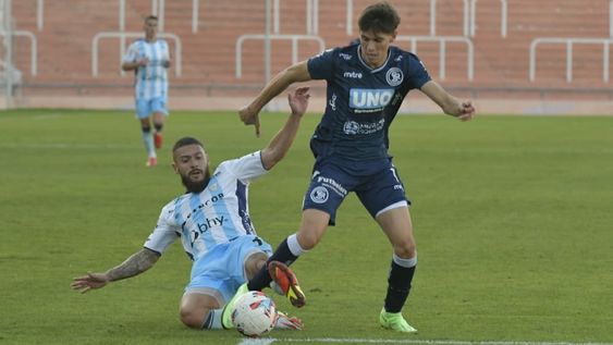 El momento en el que Jonás Aguirre le comete infracción a Lucas Ambrogio fuera del área y que el árbitro cobró como penal / Orlando Pelichotti.