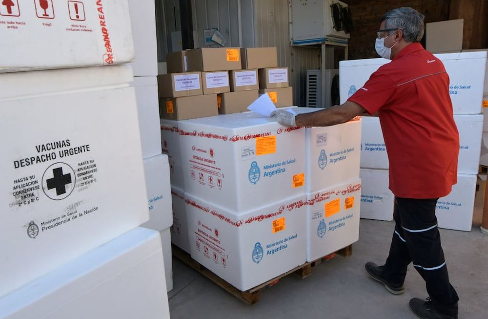 Este martes, 25 de mayo, llegarán a Mendoza 8.800 segundas dosis de la vacuna AstraZeneca. Se destinarán a quienes recibieron la primera dosis de la Covishield (es el mismo laboratorio). Foto: Orlando Pelichotti  / Los Andes