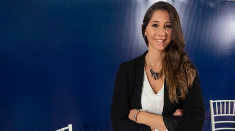 Elena Alonso prepara información sensible para sus clientes y la comparte en informes ejecutivos o, por medio de canales de Whatsapp.
