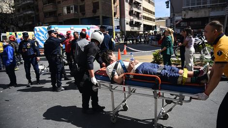 Un auto que arrolló a peatones, motos y otros vehículos. Ocurrió este jueves en pleno centro de la Capital, sobre bulevar Chacabuco. Al parecer, el conductor habría sufrido una descompostura. Hubo al menos 13 heridos, uno de gravedad. Chocó a 6 autos y dos motos. (Pedro Castillo / La Voz)