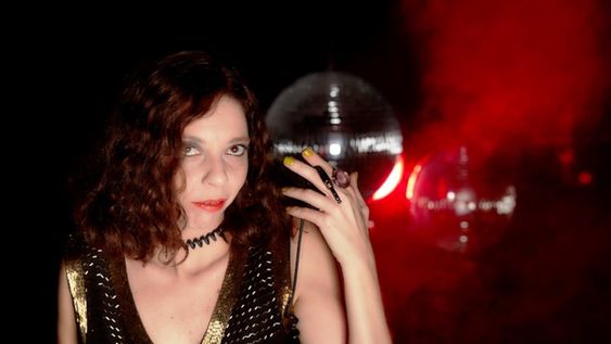 Carla Tintoré, la precursora de la música electrónica en Argentina.