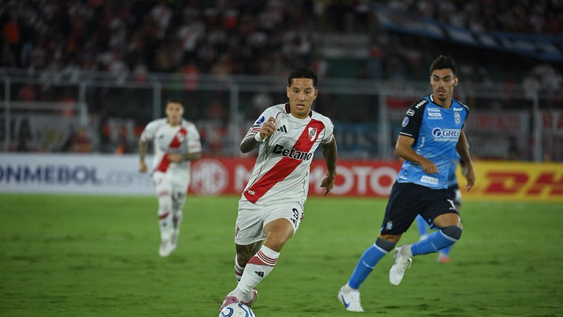Un desborde de Fabricio Bustos por la derecha, quien sacó un centro a media altura al centro del área y Sebastián Driussi, de primera y de volea puso el primero para el Millonario.&nbsp;