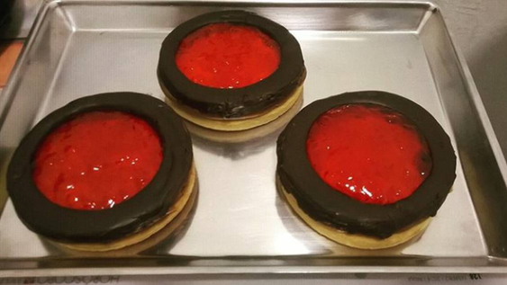 Las galletas espejo son una de las recetas que mejor vienen para el fin de semana.
