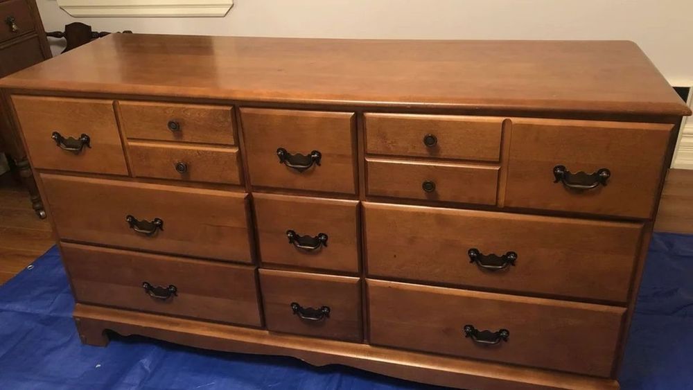 Transformaron una vieja cómoda de madera oscura en una blanca con nuevos herrajes negros (6)