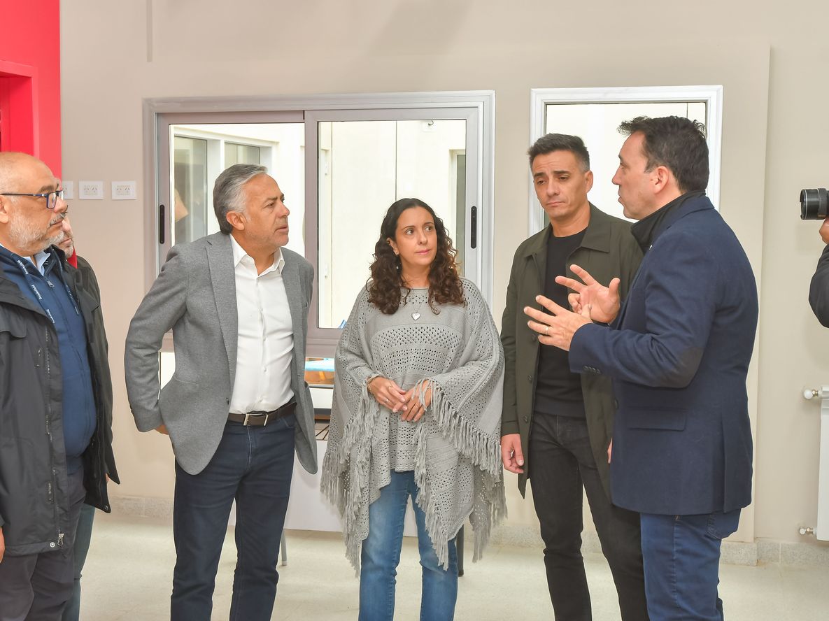 El ministro de Educación, Tadeo García Zalazar, junto al gobernador Alfredo Cornejo y el intendente de Guaymallén Marcos Calvente. En medio de la recorrida de un jardín nuevo, García Zalazar detalló una deuda del gobierno nacional.