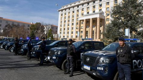 Los Andes | El Gobernador, Rodolfo Suarez, y el ministro de Seguridad, Raúl Levrino, presentaron móviles policiales y chalecos para la Policía, junto a Alfredo CornejoFoto:  Orlando Pelichotti