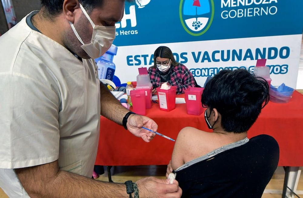 La campaña de vacunación en el estadio Polimeni, de Las Heras, continuó con la aplicación de primeras dosis a menores.  Foto: Orlando Pelichotti