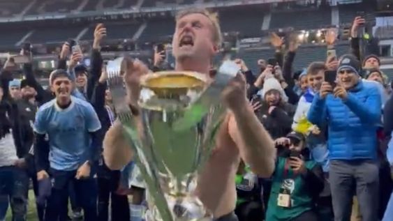 Ronny Deila, técnico del Nwe York City campeón de la MSL, se desnudó delante de todos los presentes en el estadio cumpliendo su promesa.