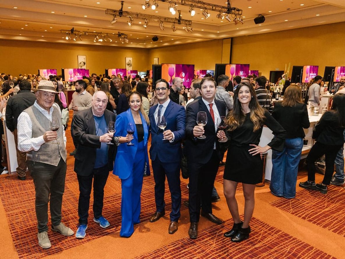 Julio Camsen (presidente directorio grupo HIH), Enrique Chrabolowsky (co-organizador de Alta Gama), Florencia Giamportone (Account manager), Ariel H. Pérez (Gte. Gral. Sheraton Mendoza Hotel y casino), Lucas Bariffo (Gte. De operaciones) y Andrea Rizzo (Responsable de Marketing y Relaciones Públicas)