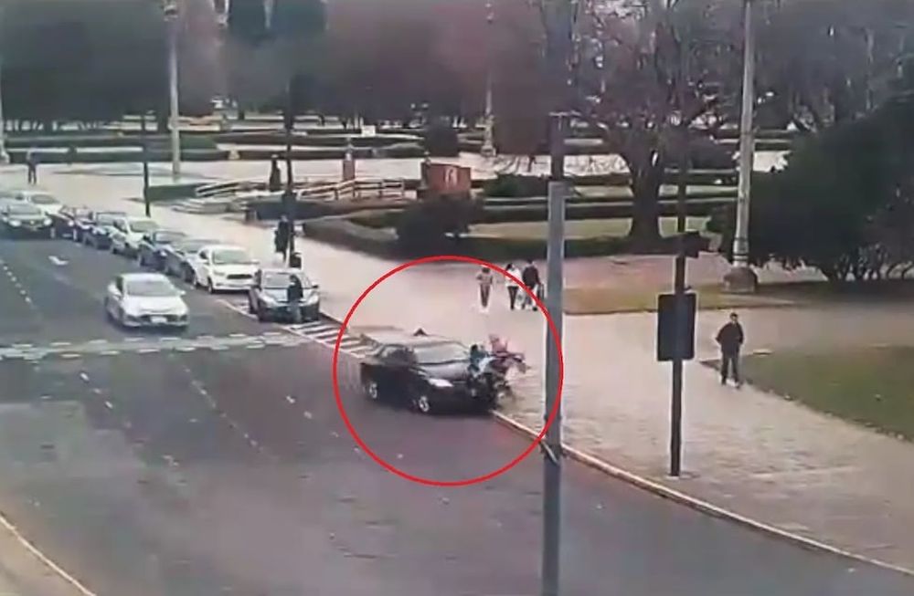 El hombre impactó contra las dos mujeres que trabajaban en la calle - Captura de video