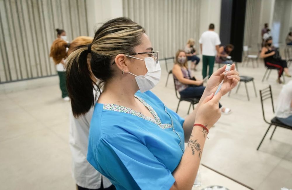 Con el diferimiento de hasta tres meses para colocar la segunda dosis, el Gobierno espera incrementar la cantidad de inoculados con el primer componente / Ignacio Blanco