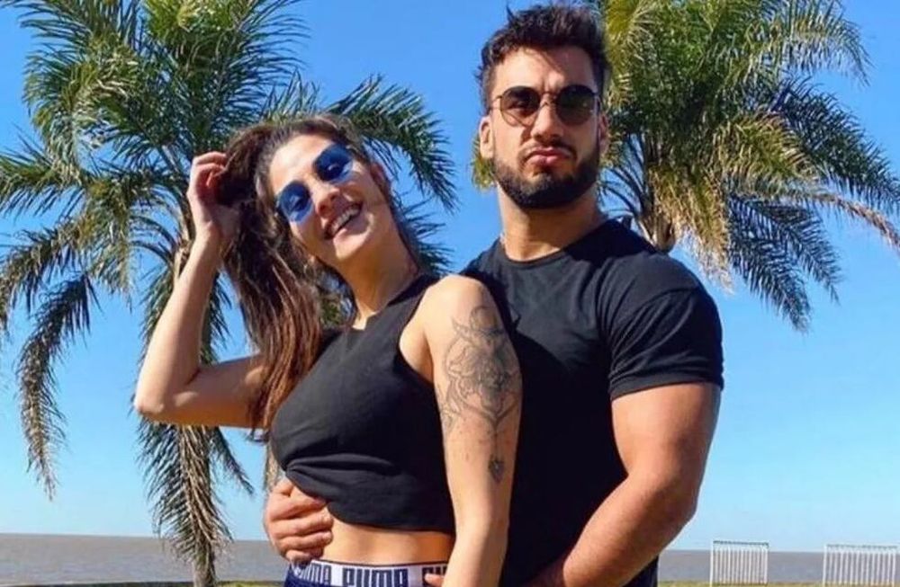 La pareja descansa en la tierra del rugbier