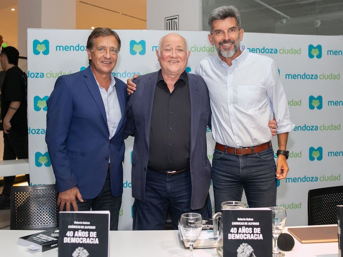 Se presentó “40 años de Democracia, Crónicas de Alfonso”, con la participación de Ulpiano Suarez