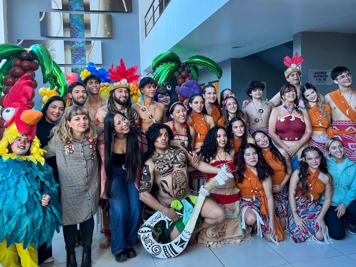 Tunuyán: elenco municipal de la obra teatral La leyenda de Tefiti luego de la primer función distendida.