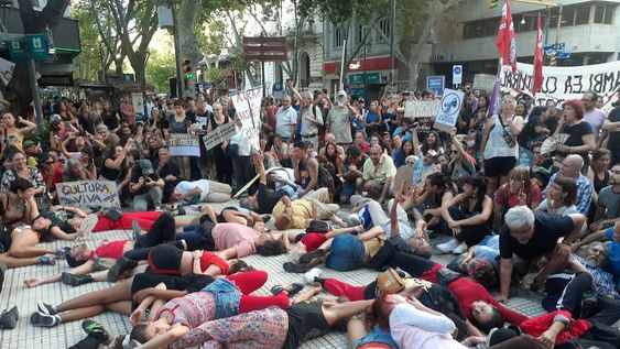 Unas 600 personas se manifestaron en Peatonal y San Martín con un “Cacerolazo cultural” contra el DNU. Foto: José Gutierrez / Los Andes