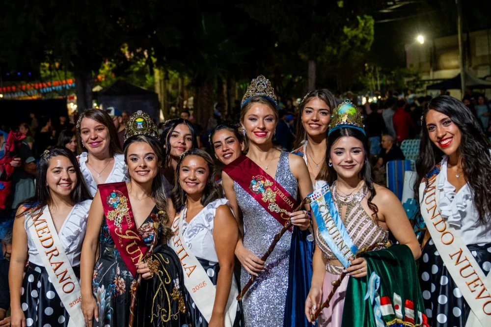 La emoción vendimial dijo presente con Mara Lizana Muñoz (reina departamental de la Vendimia 2026), Candela Caballero (virreina departamental 2026) y Julieta Consoli (reina del Encuentro de las Naciones), junto a las candidatas de distritos. 