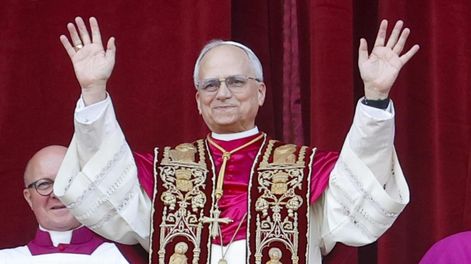 El recién elegido Papa León XIV, el cardenal Robert Francis Prevost de los EE.UU., saluda a los fieles desde la logia central de la Basílica de San Pedro, Ciudad del Vaticano, el 8 de mayo de 2025.